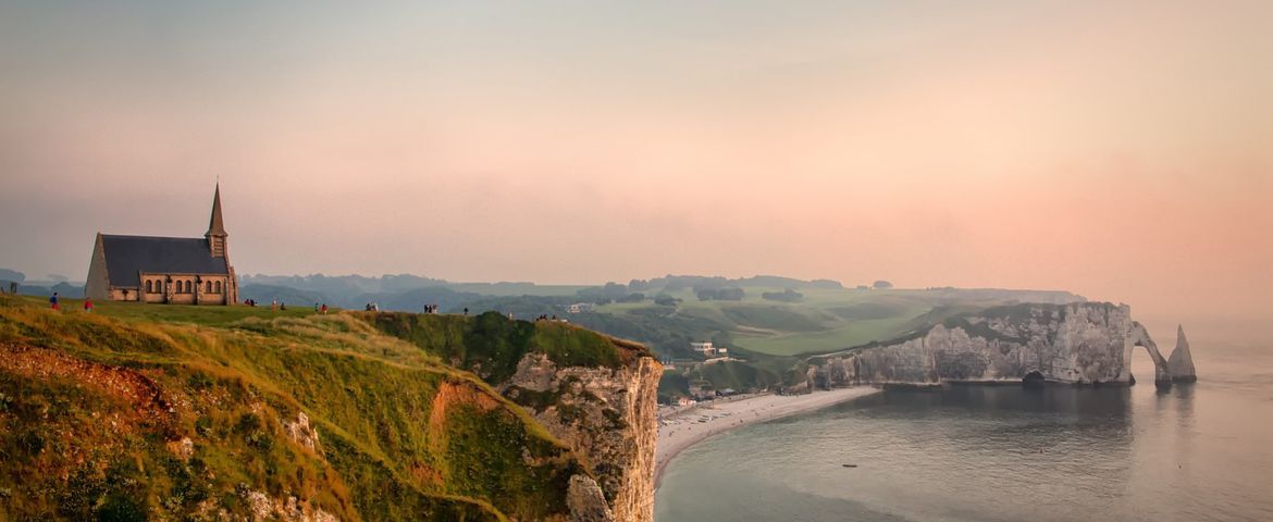 Normandía Espectacular: Acantilados de Étretat y el Encanto de Honfleur