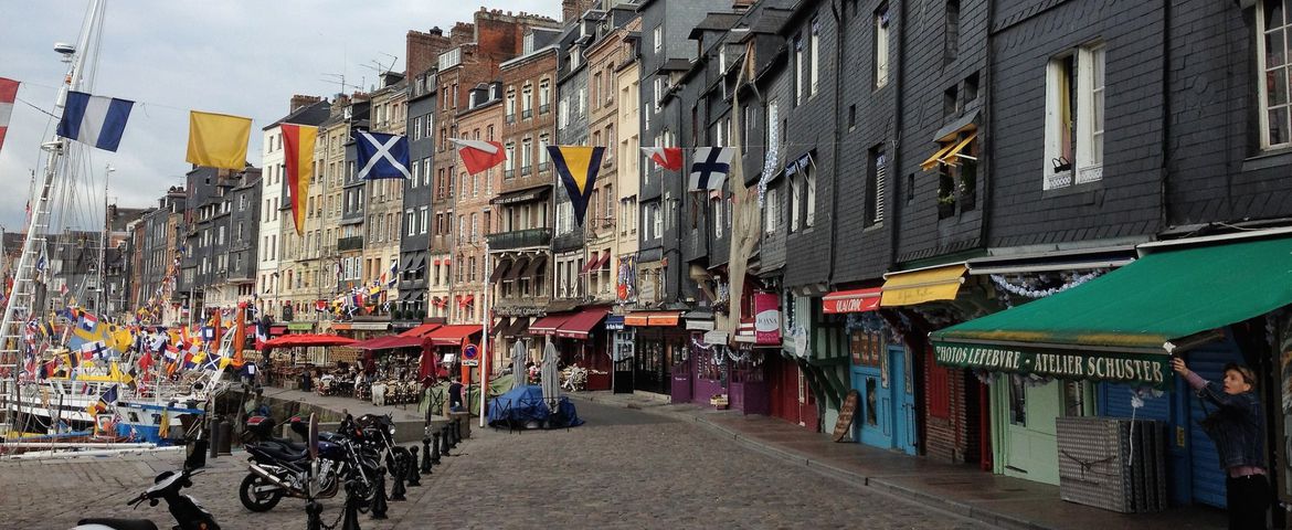 Normandía Espectacular: Acantilados de Étretat y el Encanto de Honfleur