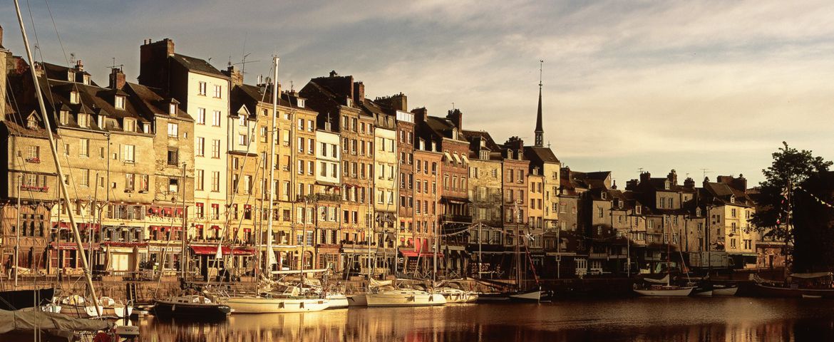 Normandía Espectacular: Acantilados de Étretat y el Encanto de Honfleur